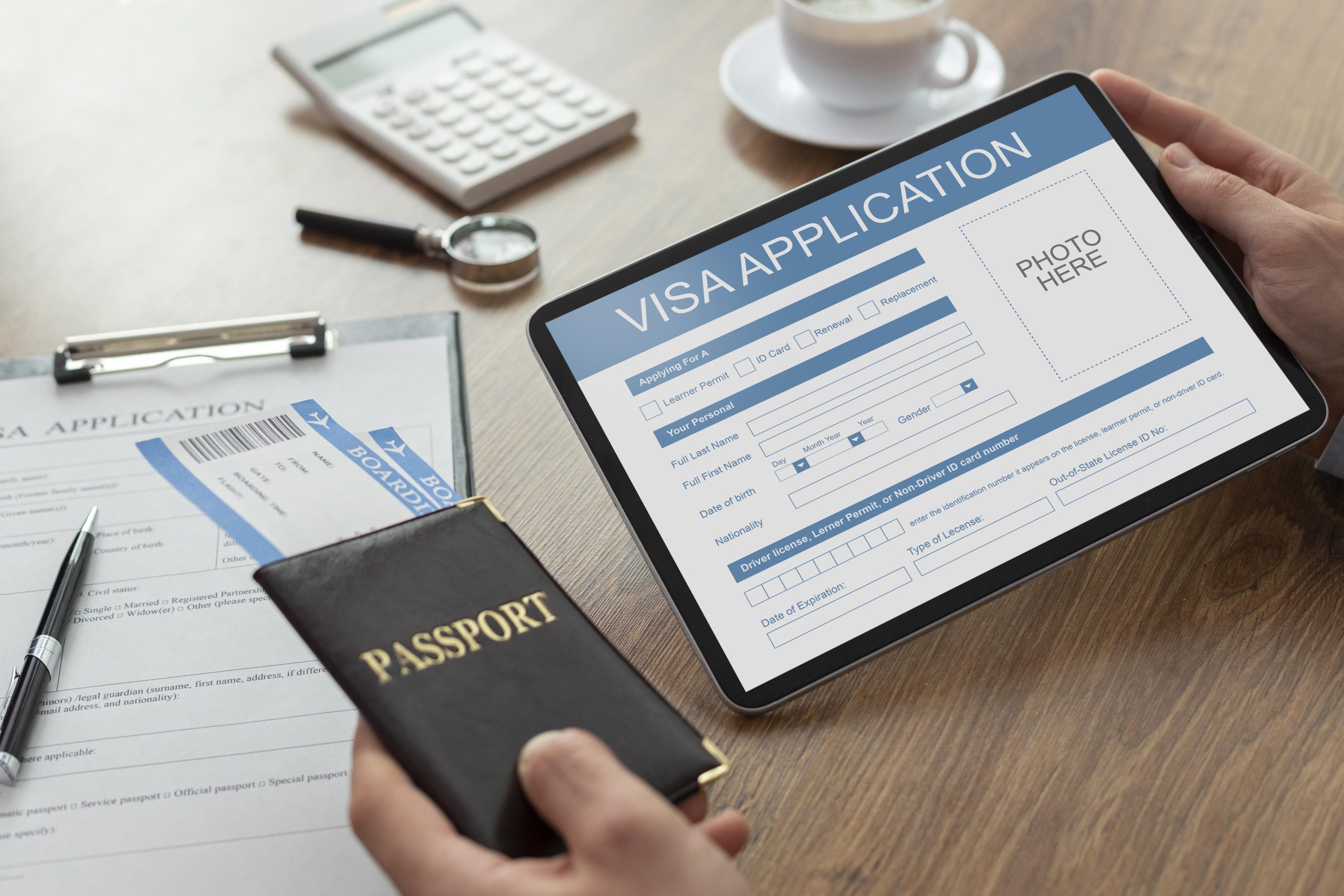مشاوره ویزای امریکا برای افرادی که می خواهند ویزای امریکا دریافت کنند ضروری است. روند درخواست ویزا می تواند پیچیده و طاقت فرسا باشد و بدون راهنمایی متخصصان در این زمینه، می تواند چالش برانگیز باشد.