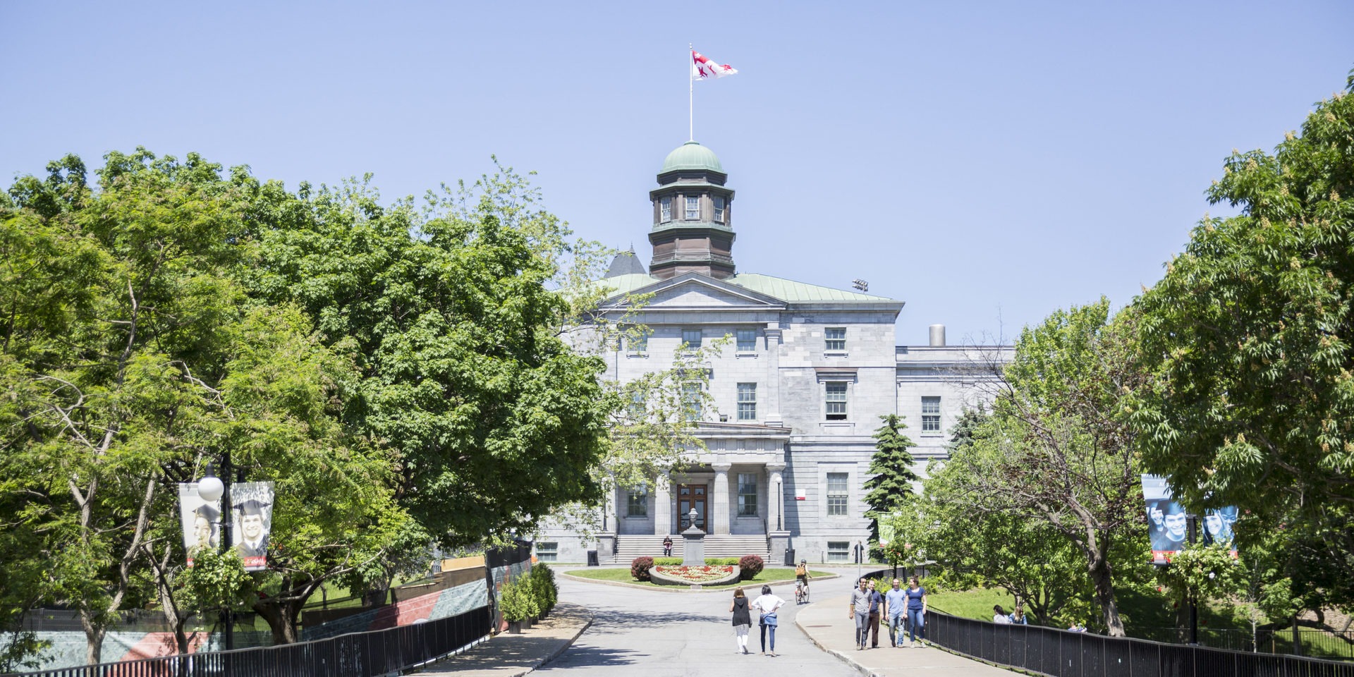 دانشگاه مک گیل، واقع در مونترال، کبک، یکی از برترین دانشگاه های کانادا و جهان است. مک گیل با سابقه ای غنی که به سال 1821 بازمی گردد، بیش از دو قرن در خط مقدم تحقیق، نوآوری و آموزش بوده است.
