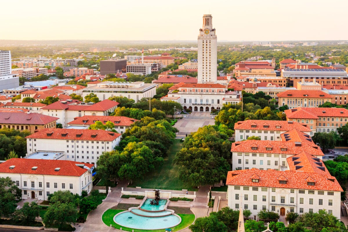 دانشگاه تگزاس در آستین University of Texas، که اغلب به عنوان UT Austin شناخته می شود، یک دانشگاه تحقیقاتی عمومی مشهور است که در آستین، تگزاس واقع شده است.