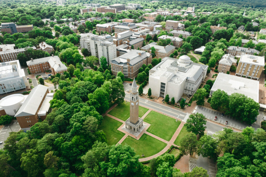 دانشگاه کارولینای شمالی در چپل هیل، که اغلب به عنوان UNC Chapel Hill شناخته می شود، یک دانشگاه تحقیقاتی دولتی معتبر است که در چپل هیل، کارولینای شمالی واقع شده است.