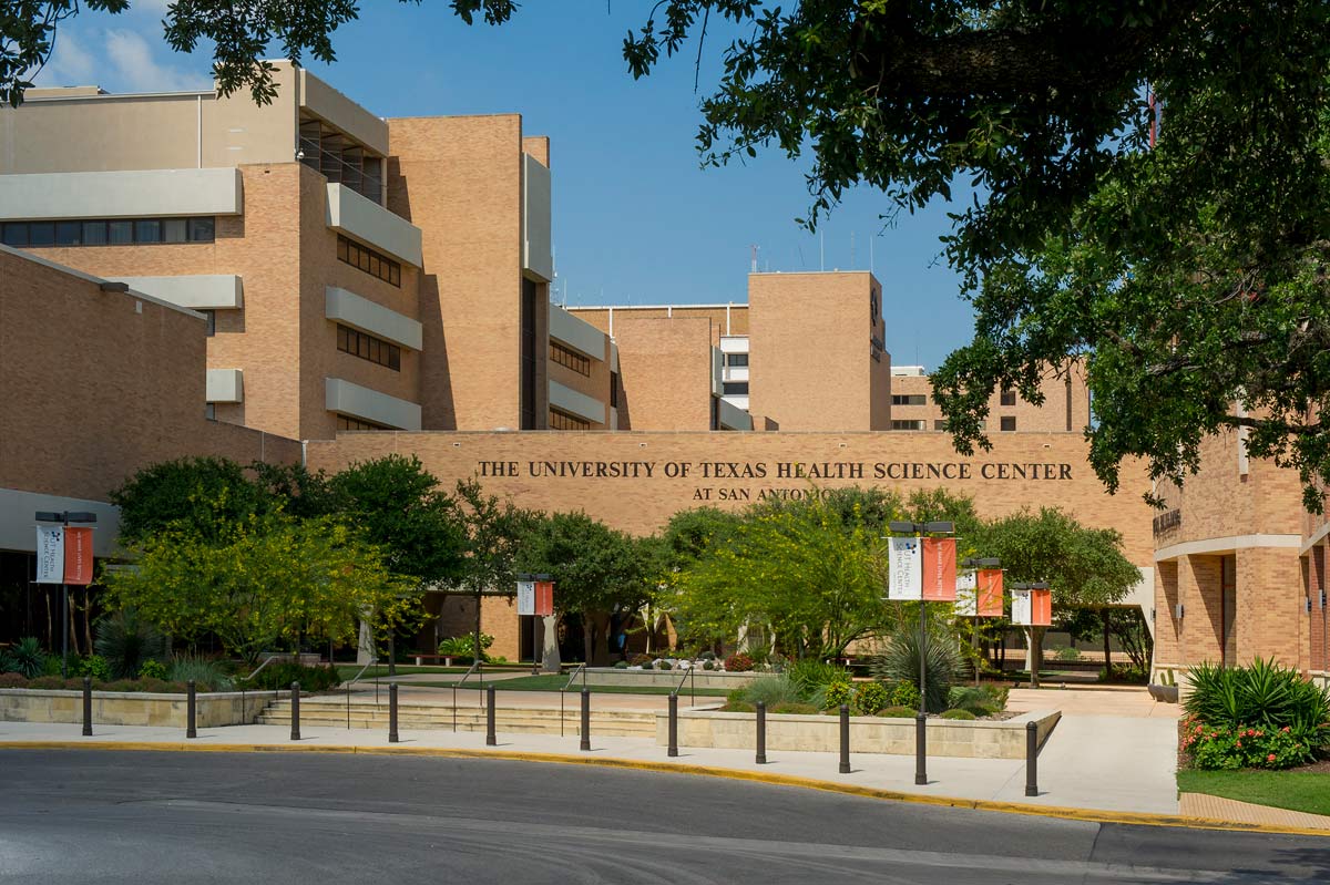 UT Austin یک مرکز شناخته شده برای تحقیقات پیشگامانه است. مراکز تحقیقاتی دانشگاه در خط مقدم نوآوری قرار دارند و مرزهای دانش را در حوزه های مختلف از جمله علم، فناوری، پزشکی و علوم انسانی جابجا می کنند.