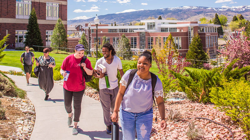 رینو (UNR) محیطی پر جنب و جوش و پویا برای یادگیری، تحقیق و مشارکت اجتماعی فراهم می کند. این پردیس که در قلب Reno، نوادا واقع شده است، دارای امکانات مدرن، فضاهای زیبا در فضای باز، و طیف وسیعی از امکانات رفاهی برای پشتیبانی از نیازهای آکادمیک و فوق برنامه دانشجویان، اساتید و کارکنان است.